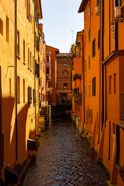 canale moline a bologna - bologna italy medieval palace foto e immagini stock