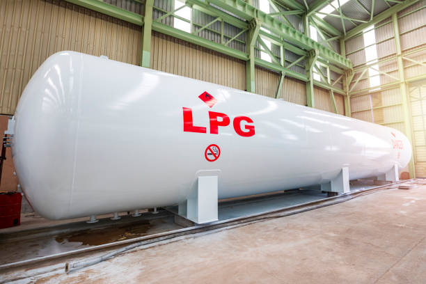 a pressure vessel (lpg) constructed of a horizontal steel cylinder (lpg storage, in united states asme boiler and pressure vessel code, ad merkblatt design). pressure must be built to a formal code. - oil storage tank storage compartment fuel and power generation imagens e fotografias de stock