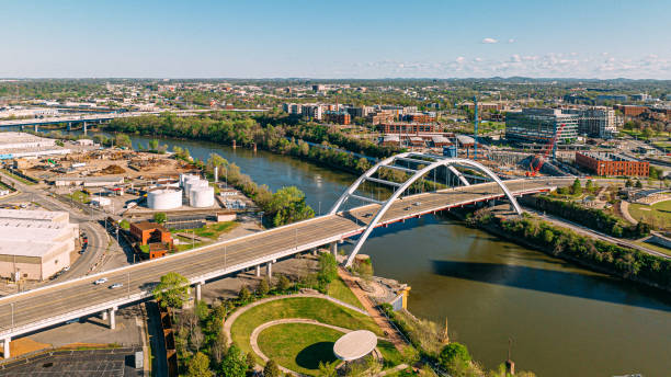 Aerial View of the Korean Veterans Memorial Bridge Downtown Nashville, Tennessee, crossing the Cumberland River, on a Sunny Springtime Afternoon Aerial View of the Korean Veterans Memorial Bridge Downtown Nashville, Tennessee, crossing the Cumberland River, on a Sunny Springtime Afternoon. nashville tennessee bridge stock pictures, royalty-free photos & images
