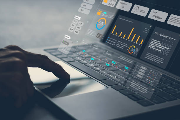 Analyst computer working with information database to analysis marketing sale data. Business project or program strategy planning and development for corporate operating finance and investment concept analista informático que trabaja con la base de datos de información para analizar los datos de ventas de marketing. planificación y desarrollo de la estrategia de proyectos o programas empresariales para el concepto de inversión y finanzas operativas