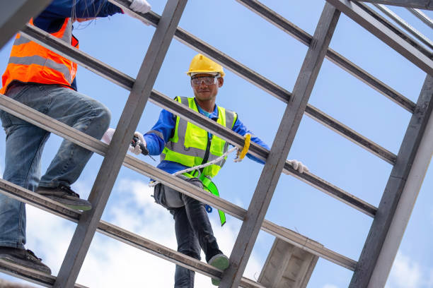 istock Construction worker working on roof structure, concept of housing construction industry 1487217876