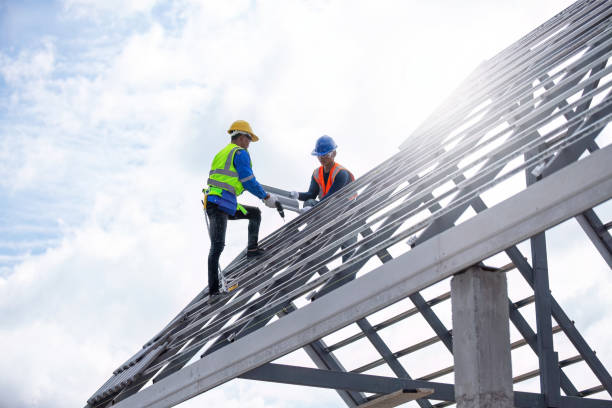 istock Construction worker working on roof structure, concept of housing construction industry 1487217877