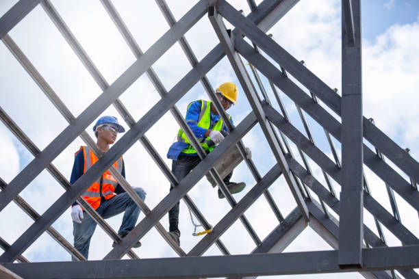 istock Construction worker working on roof structure, concept of housing construction industry 1487217878