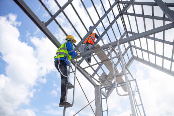 istock Construction worker working on roof structure, concept of housing construction industry 1487217879