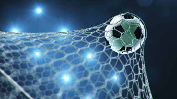 a esfera de futebol voou no objetivo. a esfera de futebol dobra a rede, de encontro ao fundo dos flashes da luz. esfera de futebol na rede do objetivo no fundo azul. um momento de prazer. ilustração 3d - soccer - fotografias e filmes do acervo