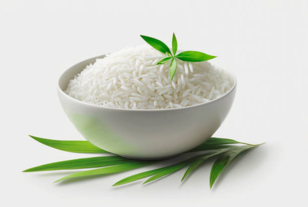 arroz em uma tigela sobre um fundo branco - clipping path rice white rice basmati rice - fotografias e filmes do acervo