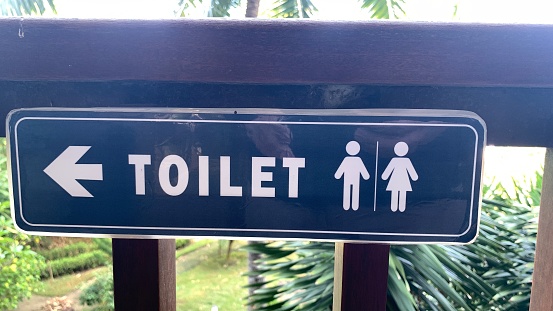 Direction sign to the toilet