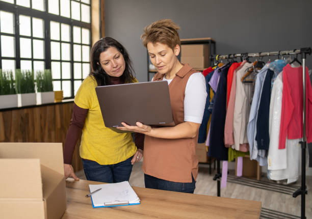 istock Delivery of online purchases 1487228699