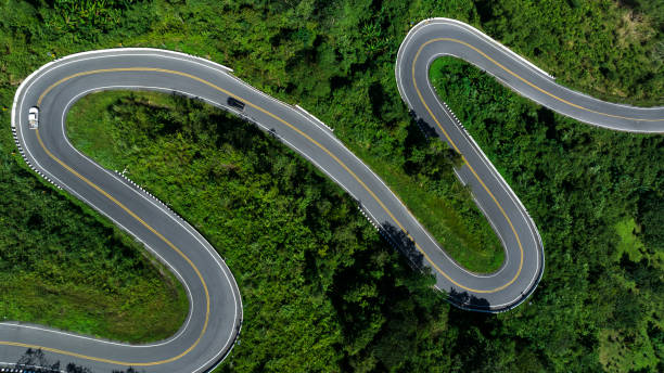 aerial view drone shot ROAD No.1081 or shape number three of winding mountain road between Pua District, Nan Province, Thailand is highlight point and landmark that tourist like to take pictures of because of the beauty of the road. vista aérea road no.1081 o forma número tres de sinuosa carretera de montaña entre el distrito de pua, provincia de nan, tailandia es punto destacado y punto de referencia que a los turistas les gusta tomar fotos debido a la belleza de la carretera.