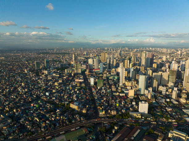 la ciudad de manila es la capital de filipinas. - manila philippines makati city fotografías e imágenes de stock