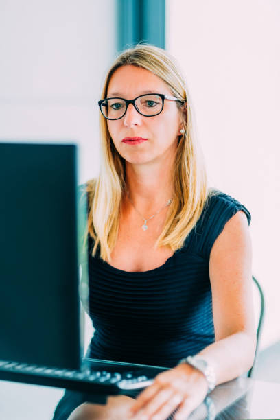 istock Business woman working on laptop 1487243265
