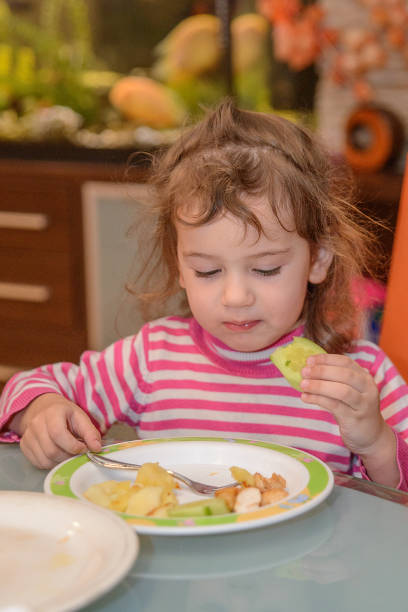 istock little girl eating 1487244859