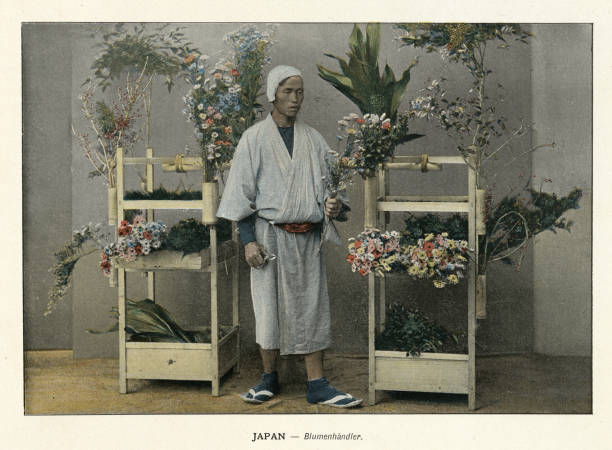 花を売る日本人男性、花屋、歴史日本1890年代、19世紀、ビンテージ写真 - flower arranging点のイラスト素材／クリップアート素材／マンガ素材／アイコン素材