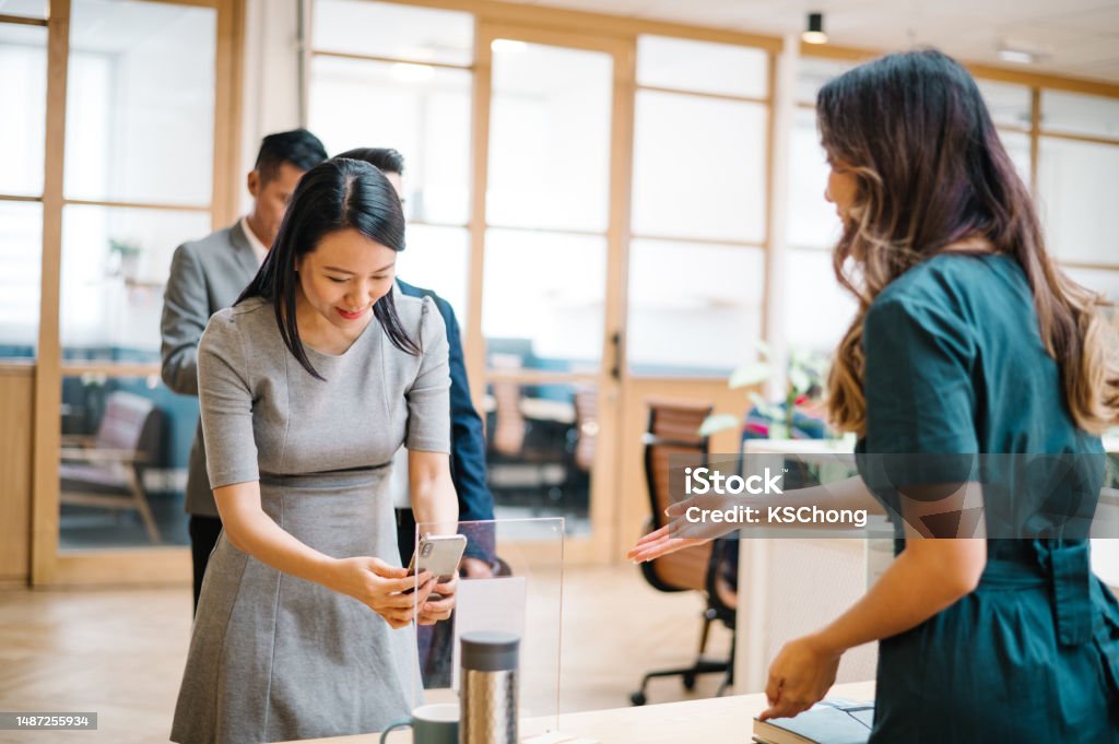 Asian Chinese businesswoman scan QR to register for the business conference 30-34 Years Stock Photo
