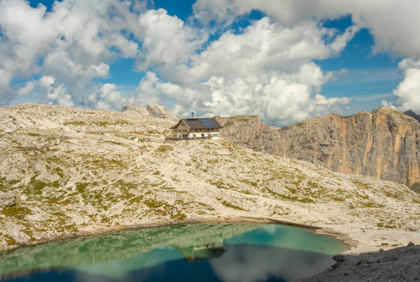 rifugio pisciadu на селла ронда доломиты италия - sella pass стоковые фото и изобр�ажения