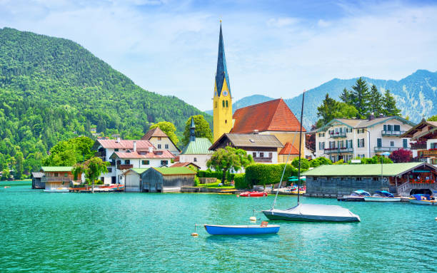 ロタッハ・エーゲルンの町聖ローレンティウス教会 - lake lake tegernsee tegernsee mountain ストックフォトと画像