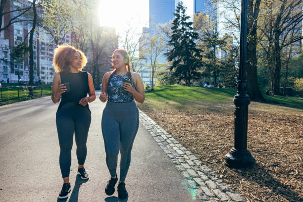 Freunde genießen ein Power-Walking im Park, bei schönem Wetter – Foto