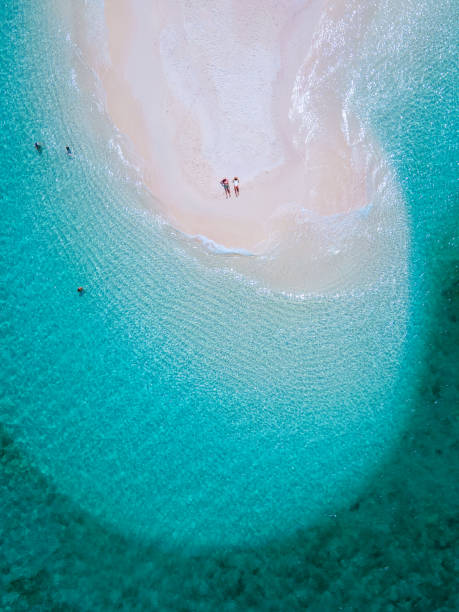 coppia di uomini e donne sulla spiaggia di ko lipe island thailandia - travel luxury aerial view beach foto e immagini stock