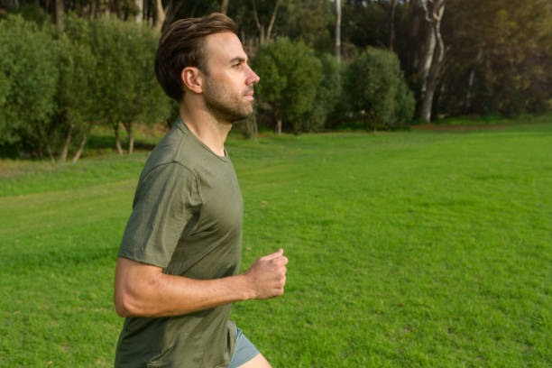 istock Male runner running side view close up 1487277403