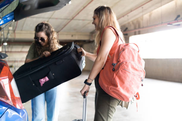 istock Two friends in the airport. 1487281846