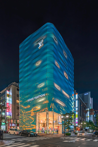Louis Vuitton Ginza Store Fully Covered Of Holographic Glass With ...