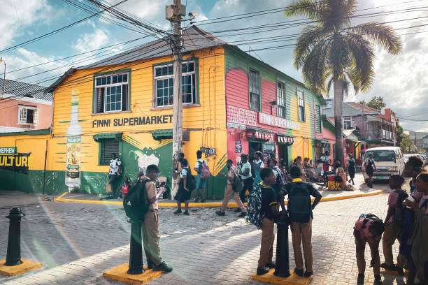 des écoliers dans les rues de falmouth, jamaïque - falmouth jamaica photos et images de collection