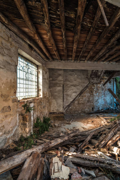 Old abandoned farmhouse in the Italian Countryside