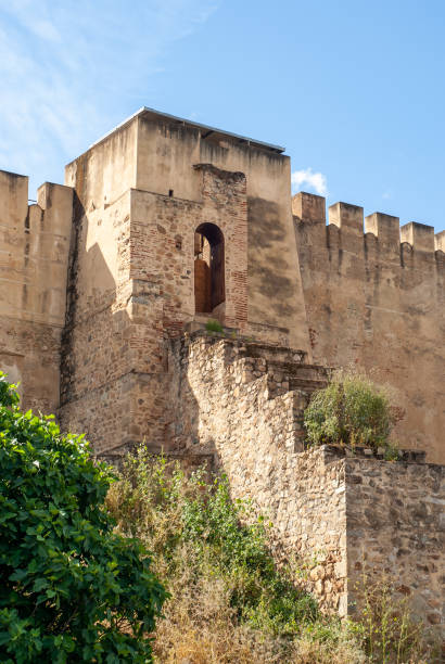 imagen vertical de la muralla almenada de la alcazaba árabe en la ciudad de badajoz. - trapani sicily erice sky fotografías e imágenes de stock