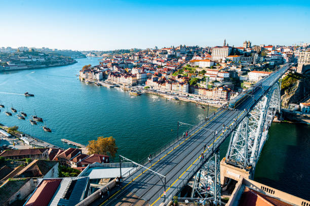 vista aérea de oporto, portugal y el puente dom luis - portugal port wine porto the douro fotografías e imágenes de stock