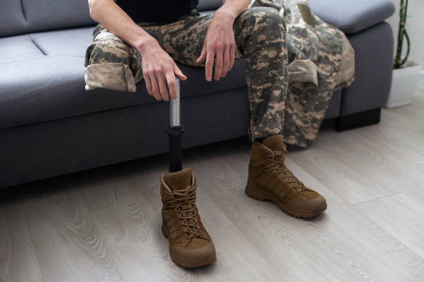 istock Soldier Artificial Prosthetic leg. War Veteran 1487313704