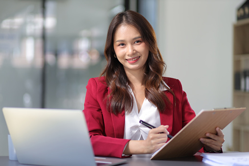 Potret Wanita Bisnis Asia Yang Cantik Bekerja Dengan Laptop Di Meja Di