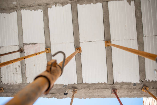 House construction, iron struts support the roof framing while the cement sets, iron props I work in a house under construction where the structure is freshly concreted and propped up concrete in formwork stock pictures, royalty-free photos & images