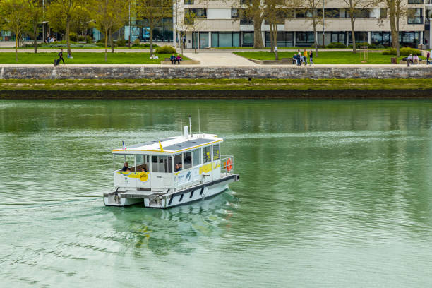 passeur yelo, una navetta elettrosolare silenziosa e non inquinante a la rochelle, francia - nonpolluting foto e immagini stock