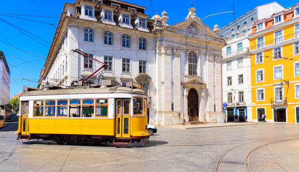 żółty tramwaj na ulicy Lizbony, Portugalia, w stylu retro – zdjęcie