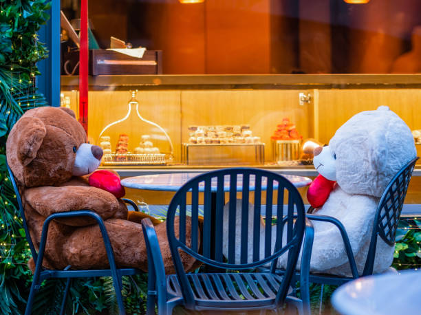 istock Two big stuffed teddy bears out for a romantic dinner 1487351097
