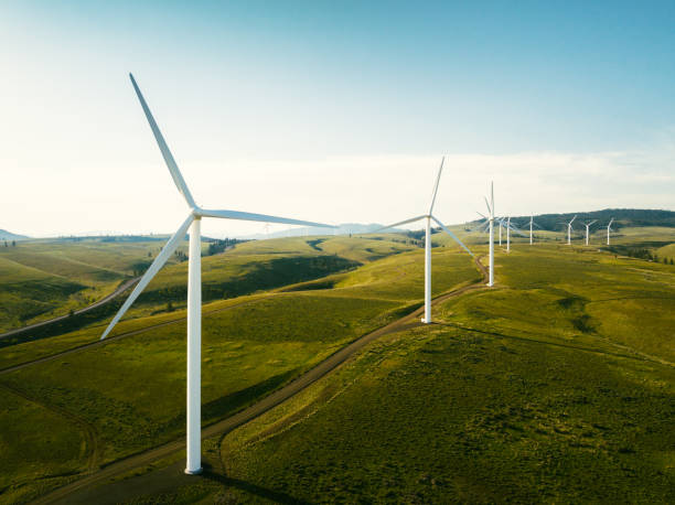 parque de turbinas eólicas de energía sostenible - energía de viento fotografías e imágenes de stock