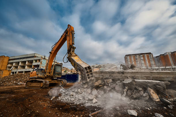 istock Excavator with hydraulic press breaks concrete leftovers 1487353074