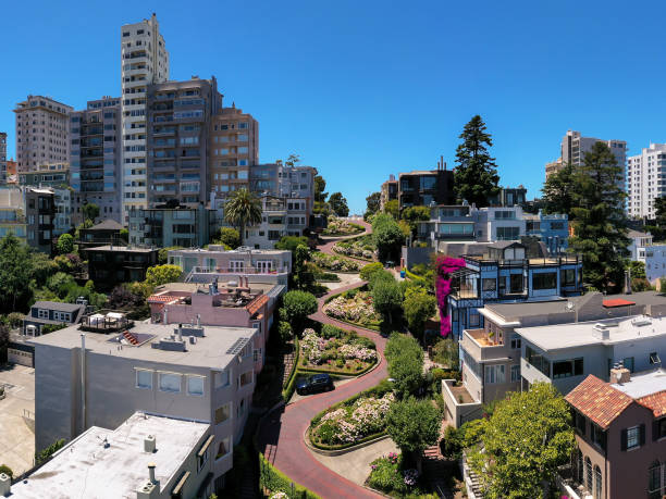 ロンバードストリートの空撮、サンフランシスコ、カリフォルニア州 - lombard street city urban scene city life ストックフォトと画像