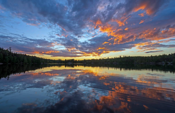 北の森の穏やかな海に映る壮大な反射 - boundary waters canoe area ストックフォトと画像