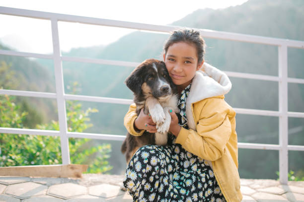 愛犬を連れた12歳の少女 - 12 13 years ストックフォトと画像