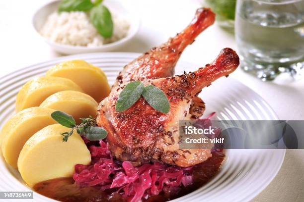 Gebratener Ente Mit Blaukraut Und Kartoffelknödel Stockfoto und mehr Bilder von Bratengericht - Bratengericht, Ente - Geflügelfleisch, Fleisch