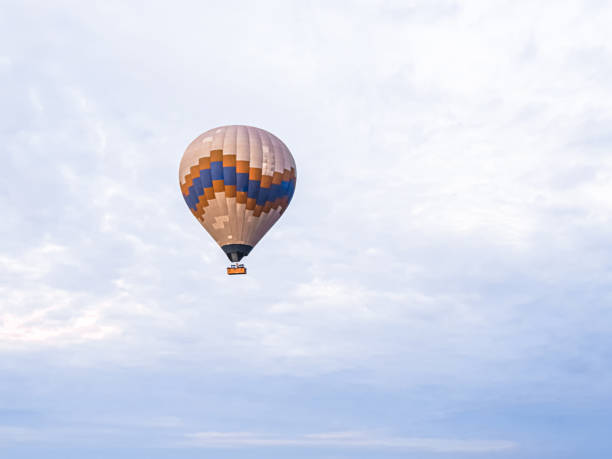 processo di lancio di molti bellissimi palloncini colorati in aria in cappadocia in montagna all'alba presto. riempimento del palloncino con aria calda dal bruciatore, preparazione del cestello. escursione, volo per i turisti sopra - cappadocia hot air balloon turkey basket foto e immagini stock