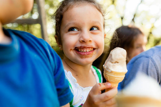 niños comiendo helado en verano - ice cream licking little boys ice cream cone fotografías e imágenes de stock