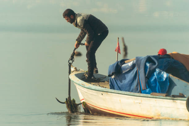 fishing boat - demir zincir stok fotoğraflar ve resimler