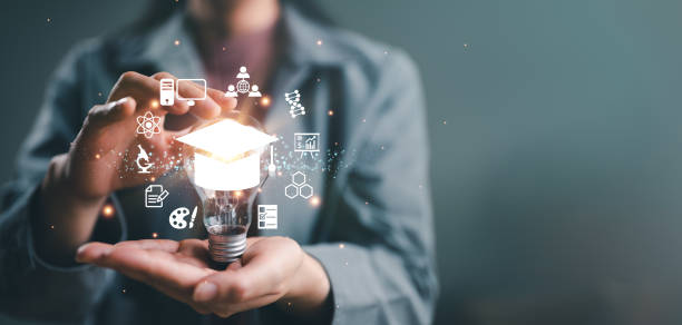 Elearning graduate certificate program concept. woman hands showing graduation hat in light bulb, Internet education course degree, study knowledge, creative thinking idea, problem solving solution concepto del programa de certificado de posgrado elearning. manos de mujer mostrando sombrero de graduación en bombilla, curso de educación en internet, conocimiento de estudio, idea de pensamiento creativo, solución de resolución de problemas