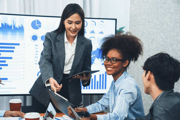 istock Young asian businesswoman presenting data analysis dashboard on TV. Concord 1487383637
