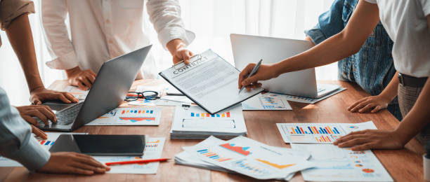 istock Analyst team utilizing BI Fintech to analyze financial dashboard. Scrutinize 1487388381