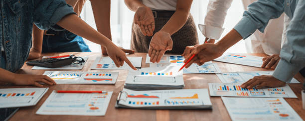 istock Analyst team utilizing BI Fintech to analyze financial dashboard. Scrutinize 1487388413