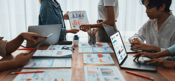 istock Analyst team utilizing BI Fintech to analyze financial report. Scrutinize 1487388429