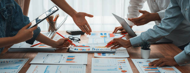 istock Analyst team utilizing BI Fintech to analyze financial report. Scrutinize 1487388445